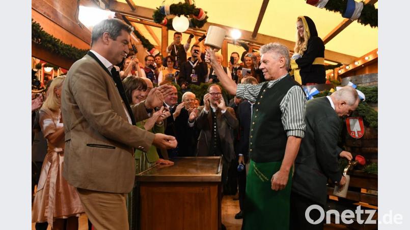 Markus Söder, Ministerpräsident von Bayern, schaut Dieter Reiter, Oberbürgermeister von München, während des traditionellen Fassanstichs zu. Bild: Sven Hoppe