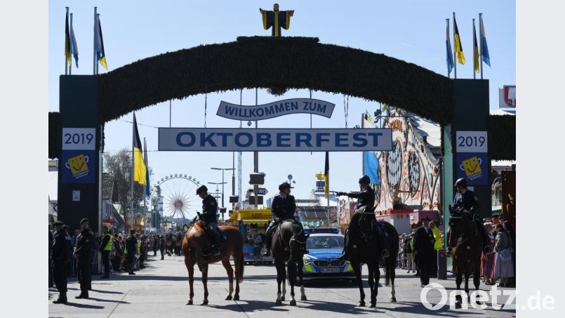 Berittene Polizisten stehen nach dem Einzug der Wiesnwirte zum Oktoberfest vor dem Eingang. Das größte Volksfest der Welt dauert bis zum 6. Oktober. Bild: Angelika Warmuth/dpa
