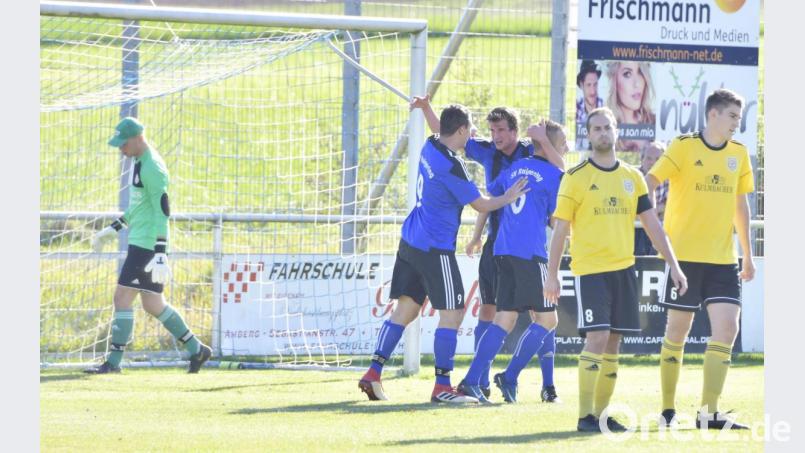 Schon in der 4. Spielminute war der Hahnbacher Torhüter Benedikt Dietrich (links) erstmals geschlagen. Der aufgerückte Raigeringer Innenverteidiger und Kapitän Florian Hiltl (Mitte rechts), der von Nikolai Seidel (links) und dem Doppeltorschützen Florian Haller (rechts) beglückwünscht wird, vollstrecke zur 1:0-Führung. Der Hahnbacher Kapitän und Innenverteidiger Michael Rösch (2. von rechts) und Rechtsverteidiger Johannes Dotzler (rechts) sind enttäuscht. Bild: Ziegler