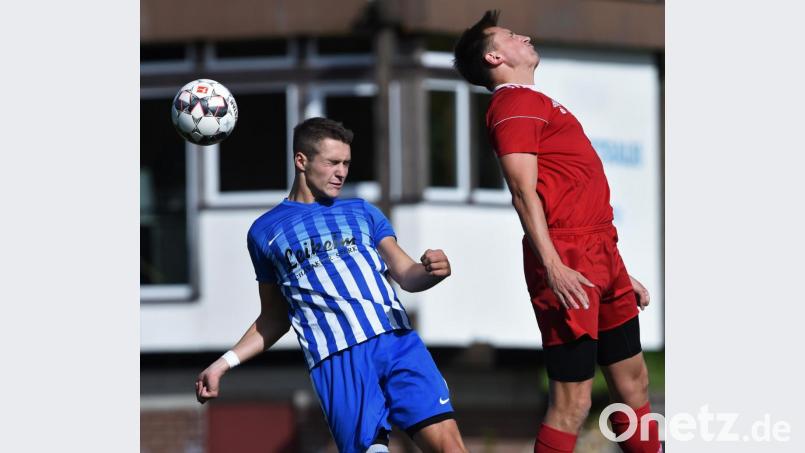Der Vohenstraußer Daniel Bergmann (rechts) streckt sich vergeblich, auch Luca Dippel (Tremmersdorf) kommt nicht an den Ball. Die SpVgg Vohenstrauß ließ dem FC Tremmersdorf mit 5:0 keine Chance. Bild: Büttner, Gerhard