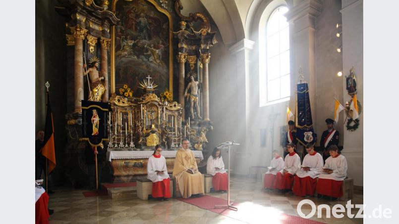 Den Festgottesdienst in der Pfarrkirche Mariä Himmelfahrt zelebrierte Pfarrer Martin Besold (Zweiter von links). Bild: JOCHEN NEUMANN ERBENDORF