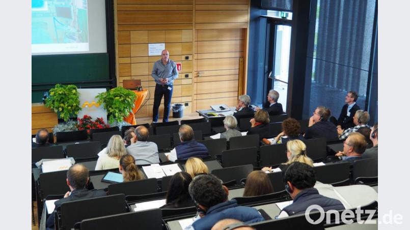Einer von rund 20 Vorträgen: Markus Prinz vom Universitätsklinikum Erlangen sprach beim Kongress
"Hospital Engineering Trends" über die Bedeutung von Lichtsystemen in der Intensivmedizin. Bild: Bühner