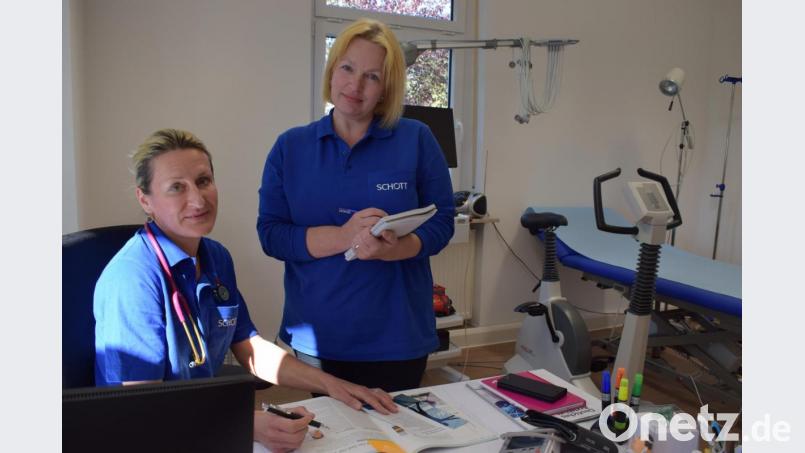 Dr. Tatjana Wernicke und Assistentin Bianca Gradl (von links) in den neu eingerichteten Praxisräumen in der ehemaligen Werksleiter-Villa. Bild: szl