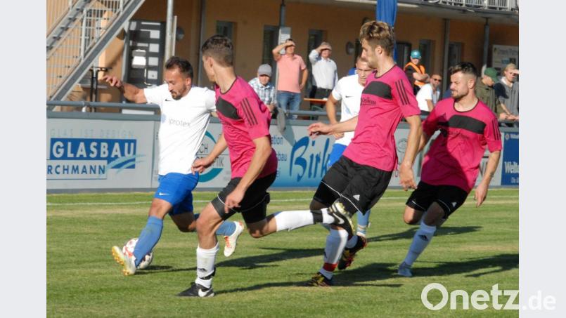 Die drei Tirschenreuther Manuel Zeitler, Silvan Wimmer und Tobias Siegert (von rechts) stellen den Münchberger Dennis Pajonc (links). Der FC besiegte den Tabellenzweiten überraschend mit 3:1. Bild: gb