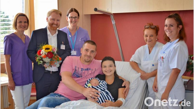 Da strahlt die junge Familie Hildebrand mit ihren Gästen um die Wette. Der Titel „500. Baby des Jahres“ wurde gebührend gefeiert. Bild: exb/Claudia Seitz