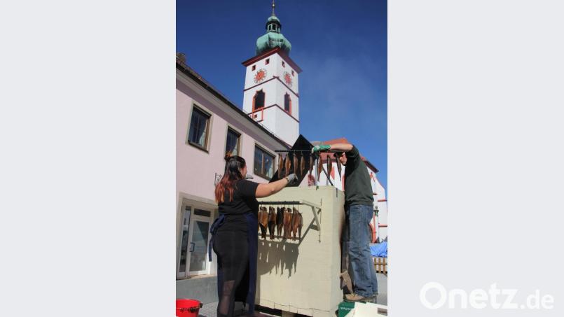 Oofenfrisch geräucherte Forellen am Fuße des Tirschenreuther Kirchturms. Frischer geht&#039;s nimmer. Bild: kro