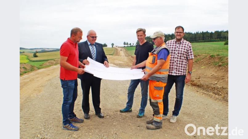 Auf der Baustelle des Straßenbaus in Motzersreuth: Johannes Schaumberger von der Firma Schaumberger, Bürgermeister Klaus Meyer, Robert Ernstberger vom Ingenieurbüro Bork, Robert Schulz von der Firma Schaumberger und der Geschäftsleiter und Kämmerer der Marktgemeinde Stefan Döllinger (von links). Bild: enz