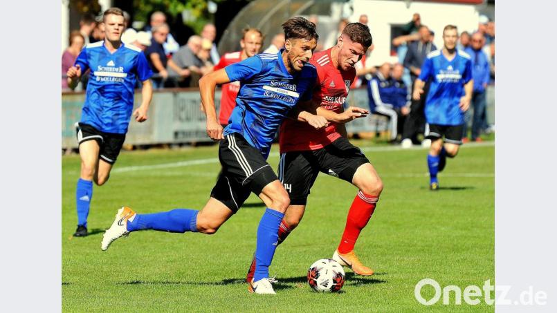 Benjamin Werner (links) im Laufduell mit einem Woffenbacher: Der Weidener Stürmer wurde nach einer halben Stunde gefoult, den fälligen Elfmeter verwandelte dann Stefan Graf zum Tor des Tages. Bild: Werner Franken