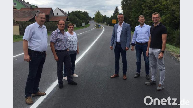 Ein insgesamt positives Fazit zogen die Mitglieder der CSU-Stadtratsfraktion zum Verlauf der B14-Sanierung. Die mit der Maßnahme verbundenen Unannehmlichkeiten und Schwierigkeiten hielten sich in Grenzen. Von links: Josef Luber, Fraktionschef Hans-Jürgen Schönberger, Bärbel Birner, Bürgermeister Hermann Falk, Christian Gnan und Hermann Gebhard. Bild: u