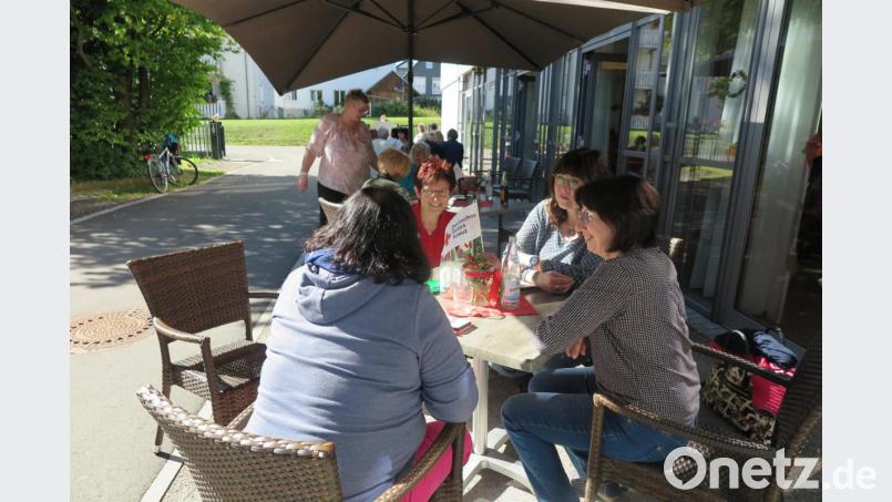 Rege Diskussionen gab es auf der Terrasse vor der Tagespflege. Bild: jzk