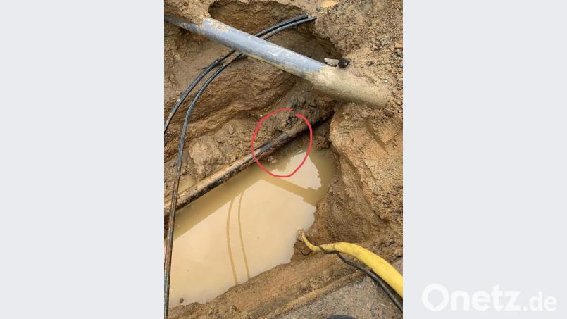 Irgendwo war ein Leck, das die Helfer dann doch gefunden haben. Bild: dob