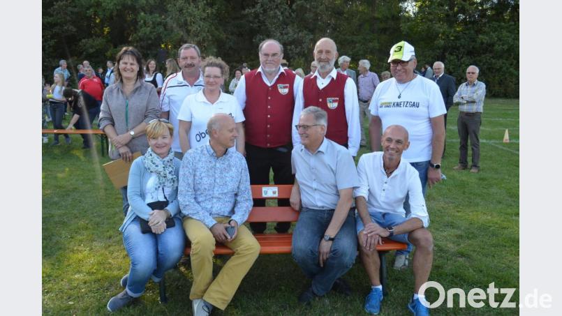 Die Bank kommt vor das Rathaus, darauf verständigen sich Bürgermeister Josef Hammer (sitzend zweiter von rechts) und sein Knetzgauer Kollege Stefan Paulus (sitzend zweiter von links). Bild: fz
