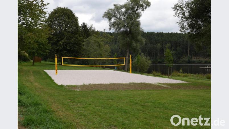 Das neue Beachvolleyballfeld stand auf der Wunschliste der jungen Leute ganz oben. Jetzt hat es die Gemeinde verwirklicht. Bild: bnr
