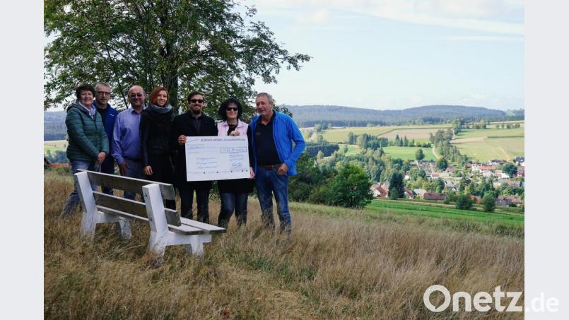Egid und Marco Kellner von Möbel Kellner (Dritter und Fünfter von links) übergaben den 3000-Euro-Scheck an Waltraud Schreyer, Gerd König, Elisa Fuchs, Irene Smetana-Anklam und Eberhard Söllner. Bild: soj