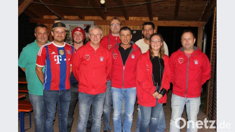 Udo Powering (Vierter von rechts) bleibt weiterhin Vorsitzender des Schwarzenfelder FC-Bayern-Fanclubs. Thomas Schleicher (Vierter von links) ist sein Stellvertreter. Bild: ral