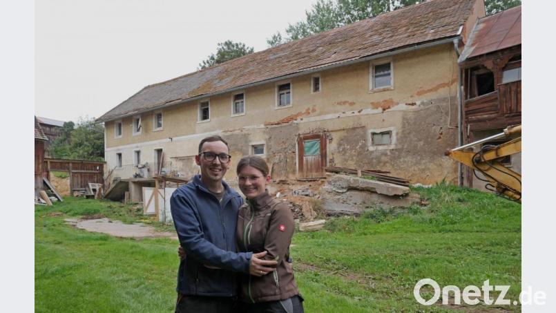 Carina und Florian Sigl vor ihrem Traumhaus. In zwei Jahren wollen sie dort einziehen. Bild: tr