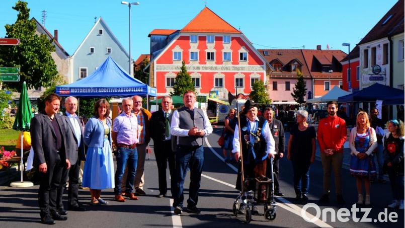 Bürgermeister Hans-Martin Schertl (Mitte) und Nachtwächter Tschung eröffnen im Kreis der Stadträte und offiziellen Verantwortlichen den Vilsecker Herbstmarkt. Bild: Stefanie Gradl
