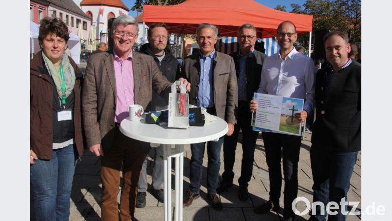 Der „Neue Tag“ als Einkaufstüte, einen Prototyp zeigen (von links) Petra Pröls und Wolfgang Wensich vom AELF sowie Stefan Schlötzer, Roland Grillmeier, Franz Stahl, Ely Eibisch und Manfred Zandt. Bild: kro