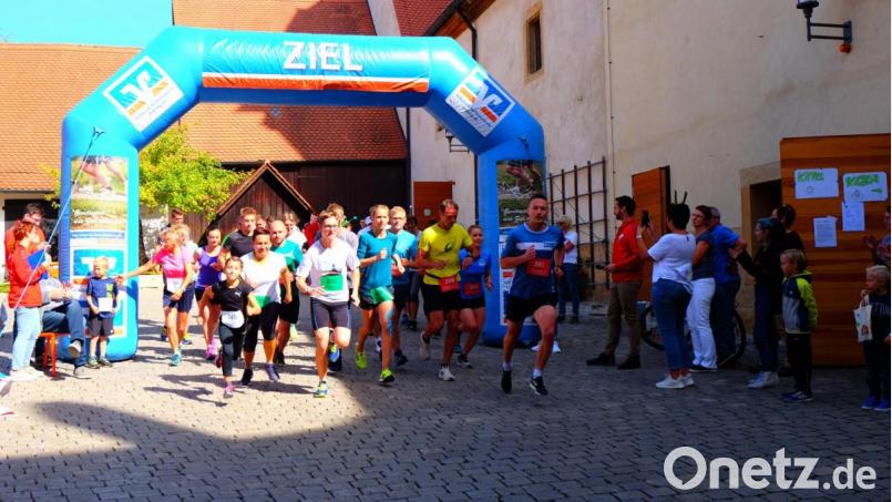 Start und Ziel für die Läufer des 5. Vilsauenlaufs war der Burghof. Hier wurden die Besucher auch vom TuS Vilseck bewirtet. Bild: Stefanie Gradl