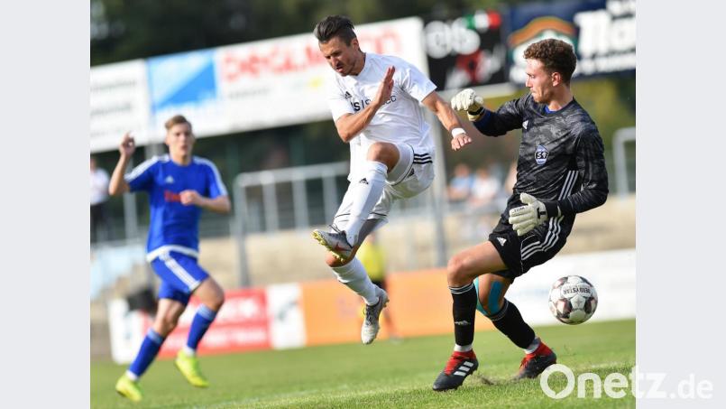 SpVgg-SV-Spielertrainer Michael Riester traf in dieser Situation zwar kurz vor Schluss zum 1:2, aber der SV Etzenricht um Torwart Florian Veigl brachte den 2:1-Auswärtssieg nach Hause und übernahm damit wieder die Bezirksliga-Tabellenführung. Bild: Alfred Schwarzmeier