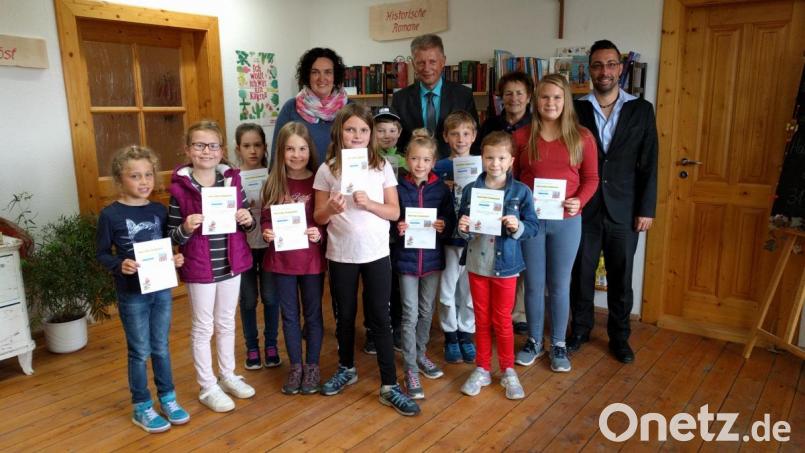 Die Gewinnerinnen Eva Preisinger, Marie Helm, Anna Kraus, Lea Ulrich, Anja Zölch, Stefan Melzner, Leni Amsel, Luca Krapfl, Nele Kopf und Romina Riebl (vorne von links) mit Tina Zeitler, Bürgermeister Lothar Müller, Helga Sollfrank und dem Jugendbeauftragten Michael Haubner (hinten von links). Bild: flt
