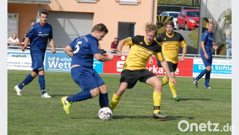 Kreisklassen-Spitzenreiter FC Tirschenreuth II verlor das Topspiel gegen den Tabellenzweiten SG Fuchsmühl mit 0:2. Hier kämpfen der Fuchsmühler Lucas Pickert (blaues Trikot) und David Malzer um den Ball. Bild: gb