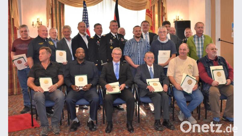 Viele Mitarbeiter sind seit Jahrzehnten für die US-Garnison im Einsatz und werden für ihre 40-jährige Treue geehrt. Bild: rgr