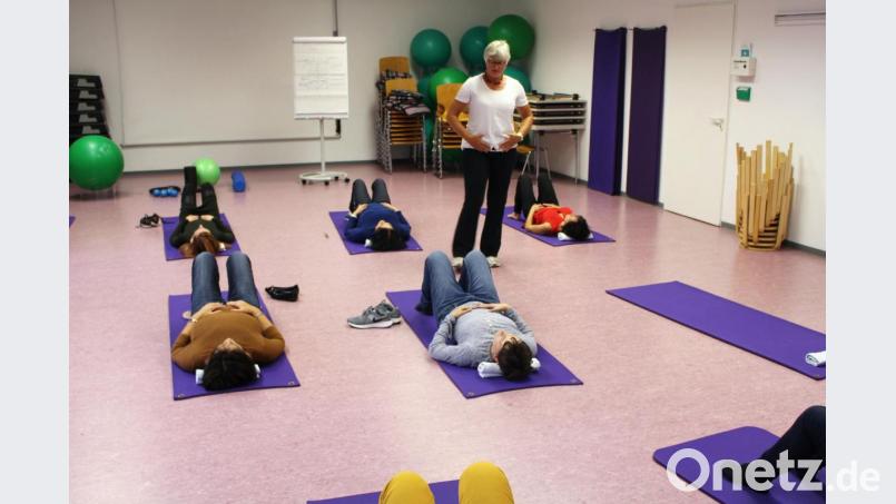 &quot;Tief einatmen, Schulter nach hinten schieben - die Pilates-Box ist aktiviert.&quot; Doris Koller-Docktor sorgt für Ruhe und Ausgeglichenheit. Bild: Dagmar Williamson, dwi