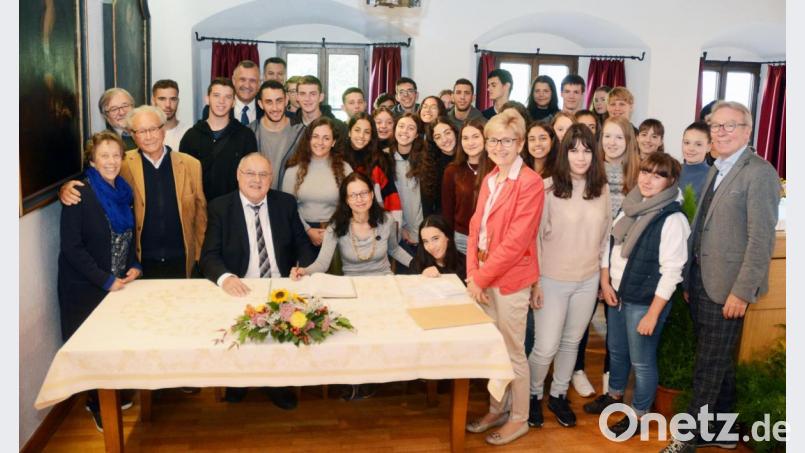 Die israelischen Schüler sagen &quot;Hallo&quot; zur Stadt Weiden und zu Bürgermeister Lothar Höher (sitzend, links). Die beiden Schulleiterinnen Orly Geri (sitzend, rechts) und Gabriele Dill (vordere Reihe, Vierte von rechts) organisierten den Austausch. Professor Alexander Fried berichtete (vordere Reihe, Zweiter von links) berichtete von seinen leidvollen Erfahrungen in Konzentrationslagern. Bild: Gabi Schönberger