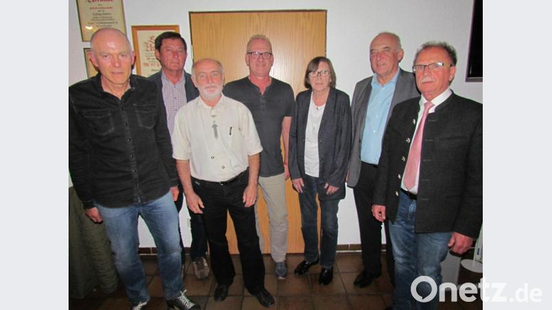 Der Vorstand des TSV Pressath wird in der Jahreshauptversammlung wieder einstimmig gewählt. Im Bild sind (von links) Schriftführer Josef Bösl, Ehrenamtsbeauftragter Franz Ficker, Leiter des Bauausschusses Wunibald Heinl, Kassenverwalter Reiner Sirtl, stellvertretende Vorsitzende Gerlinde Reichl, Vorsitzender Josef Sirtl und Bürgermeister Werner Walberer. Bild: is