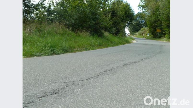 Ein Förderantrag für die Gemeindeverbindungsstraße Gaisthal–Rackenthal hat derzeit bei der Regierung keine Chance. Punktuelle Schäden, wie kurz vor dem Ortsschild (Bild), will die Stadt aber beheben. Bild: Portner