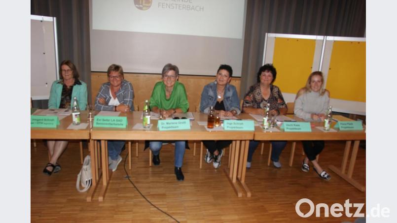 Das Bild zeigt das Projektteam und die Ehrengäste am Bürgergespräch
von links Prof. Schroll-Decke OTH, Evi Seitz, Landratsamt, Marlene Groitl, Inge Schrott, Uschi Kaas, Fiona Plank. Bild: ral