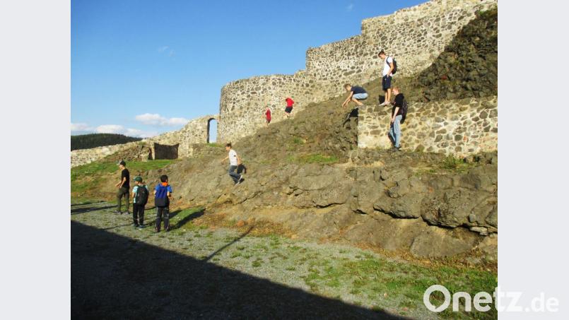 Einige der Kinder wagten sich sich auf die Felsen. Bild: hl