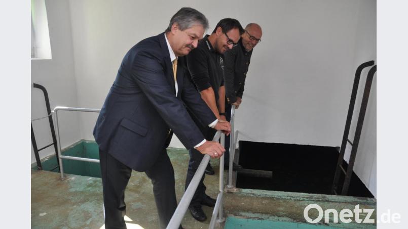 Bürgermeister Andreas Wutzlhofer (links) und Bauamtsleiter Johann Balk (rechts) bewunderten mit Ortssprecher Andreas Ogarek die starken Quellschüttungen. Bild: dob