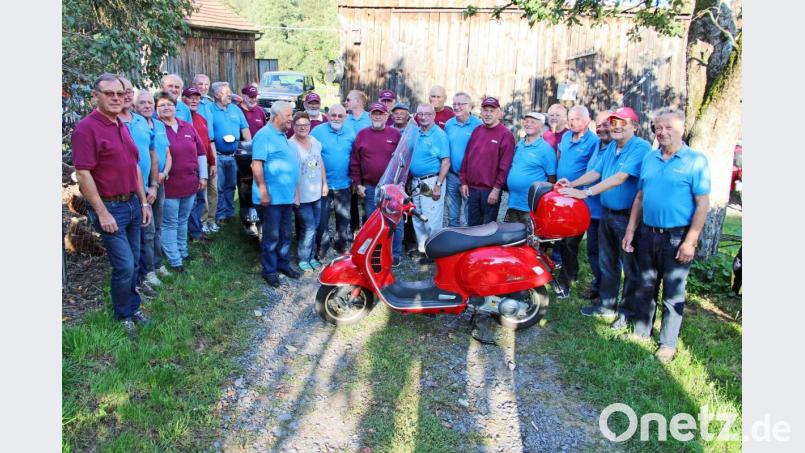 Die Rollerfreunde aus Seugast und Nabburg trafen sich erstmals in Brudersdorf und schlossen Freundschaft. Bild: ö