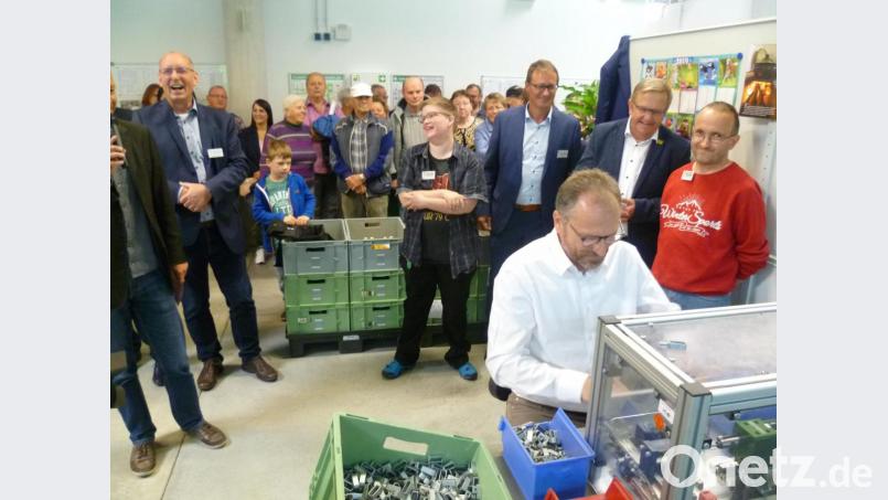 Diese Wette war eigentlich aussichtslos. Zwei Mitarbeiter der Jura-Werkstätten punkteten locker an ihrem Arbeitsplatz in Sachen Schnelligkeit gegen die Kontrahenten, die zum ersten Mal diese Arbeitsschritte ausführen mussten. Bild: usc
