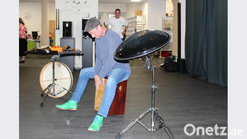 Beginnend auf der Kiste: Reinhold Bauer gibt Einblicke und Hörproben seines rhythmischen Grundkurses an. Bei ihm sind &quot;keine musikalischen Voraussetzungen notwendig&quot;. Bild: Dagmar Williamson, dwi
