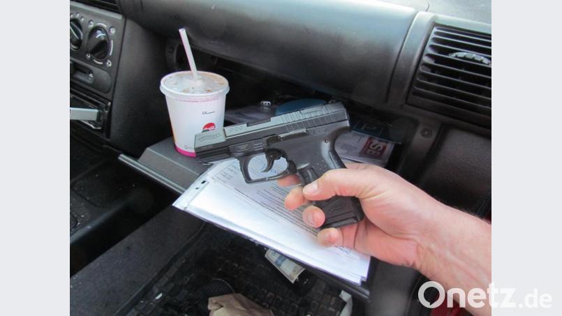 Diese Soft-Air-Waffe fanden die Beamten bei der Kontrolle im Handschuhfach. Bild: exb/Polizei Schwandorf