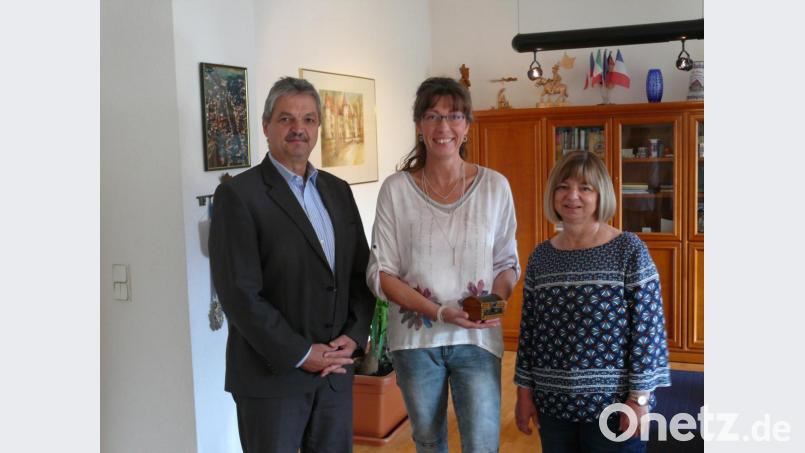 1000 Euro brachte Yoga-Initiatorin Kerstin Birkner (Mitte) nach Abschluss der Yoga-Sasion im Schloss Friedrichsburg nun bei Bürgermeister Andreas Wutzlhofer (links) und Ingrid Scheinkönig (rechts) vom Sozialamt vorbei. Bild: dob