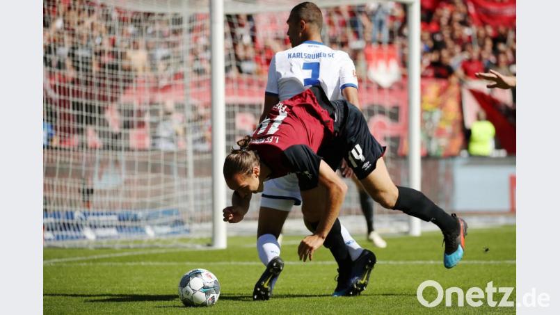 Nicht nur Michael Frey (vorne, im Zweikampf mit Daniel Gordon) machte in dieser Szene keine gute Figur. Der 1. FC Nürnberg enttäuschte im Heimspiel gegen den Karlsruher SC auf ganzer Linie. Bild: Daniel Karmann/dpa