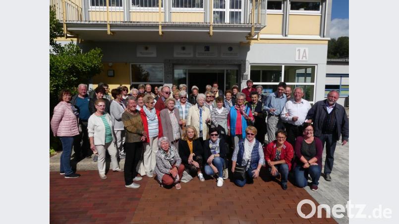 Manuela Böhm (vorne, rechts) heißt die Eschenbacher Senioren vor dem Heilpädagogischen Zentrum Irchenrieth willkommen. Bild: rn