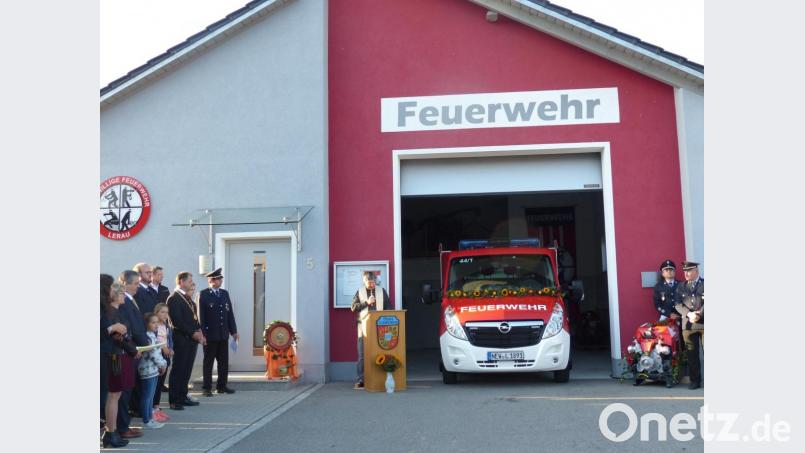 Pfarrer Adam Nieciecki bei der Andacht zur Segnung des neuen Feuerwehrautos, ein Diesel, 140 PS, Heckantrieb mit viereinhalb Tonnen. Bild: sl