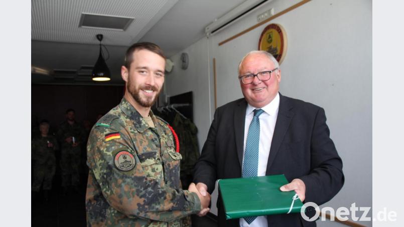 Bürgermeister Heinz Weigl hieß den neuen Kompaniechef Patrick Lay mit einem Buch von Oberviechtach und einem Eisenbarth-Elixier willkommen. Bild: frd