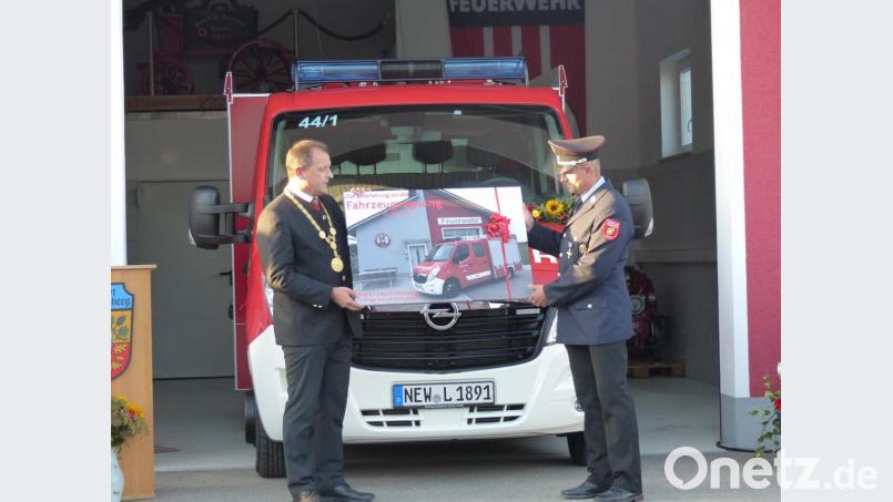 Bürgermeister Anton Kappl überreicht an den Kommandanten Helmut Kellner ein Bild als Geschenk Bild: sl