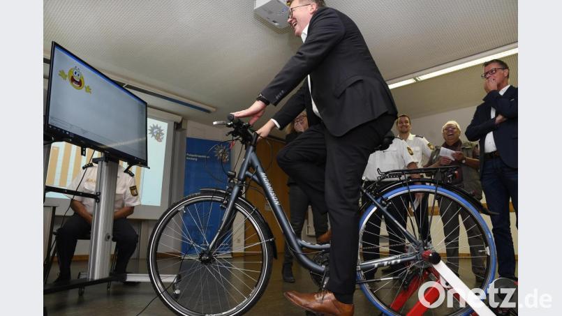 Oberbürgermeister Michael Cerny traut sich als Erster aufs Simulationsrad. Bild: Petra Hartl