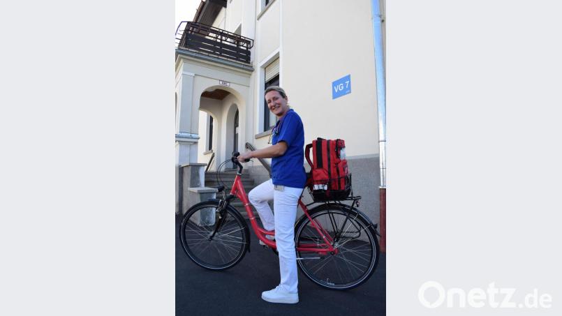 Die Werksärztin auf ihrem Rettungsrad, am Gepäckträger den Notfallkoffer griffbereit. Bild: szl