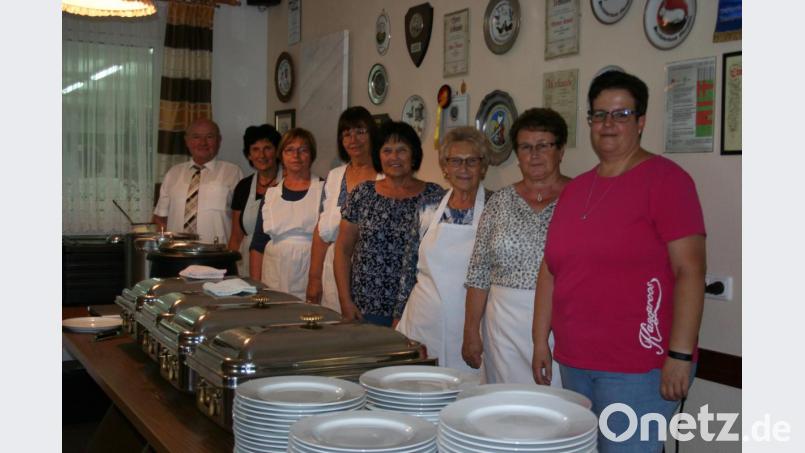 Das Küchenteam, bestehend aus (von rechts) Michaela und Sieglinde Danzer, Sybille Trassl, Ingrid Vogl, Annegret Franz, Brigitte Dromann und Vorsitzender Erwin Dromann, ist bereit, die vielen Gäste des "Frohsinn"-Familientags zu bewirten. Bild: gpa