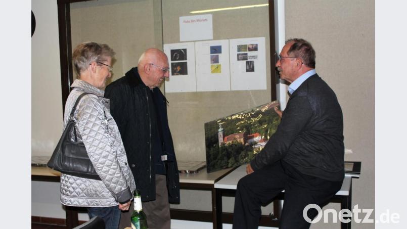 Georg Birner (rechts) erzählt von der Entstehung des Fotos der Bergkirche. Die Multivisionsschau zeigte viele Fotografien, entstanden aus einem Fotokurs. Bild: Dagmar Williamson, dwi