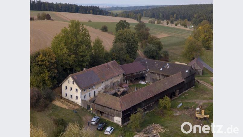 Ein wahres Idyll. Fernab von Hektik und Stress liegt der Vierseithof von Carina und Florian Sigl, eingebettet in die sanfte Oberpfälzer Hügellandschaft. Bild: exb