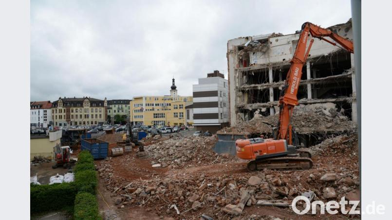 Bagger nagen am alten Hertie-Gebäude. Im Juli 2015 fällt es endgültig. Bild: Hartl